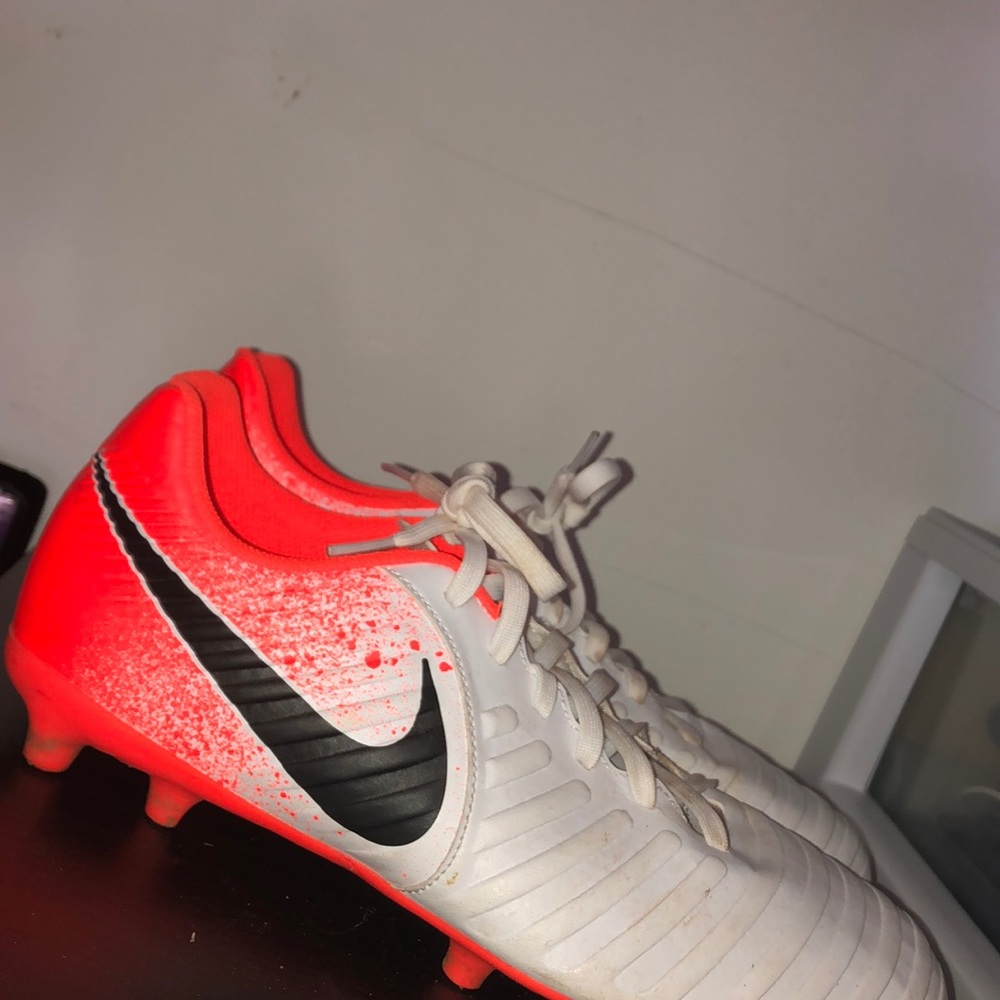 Soccer cliets size 8 women’s